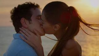 Aşk Mevsimi filminde Dilan Çiçek Deniz ve Cem Yiğit Üzümoğlu'nun öpüşme sahnesi gündem oldu! 