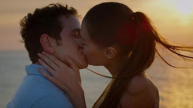 Aşk Mevsimi filminde Dilan Çiçek Deniz ve Cem Yiğit Üzümoğlu'nun öpüşme sahnesi gündem oldu! 