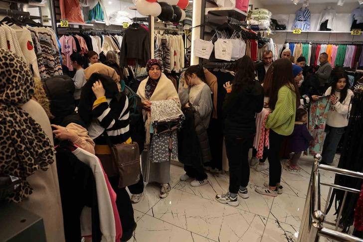 İndirimi duyan koştu, mağazaya akın ettiler: 50 liraya kazak 150 liraya mont almak için yarıştılar G1