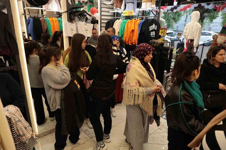 İndirimi duyan koştu, mağazaya akın ettiler: 50 liraya kazak 150 liraya mont almak için yarıştılar G2