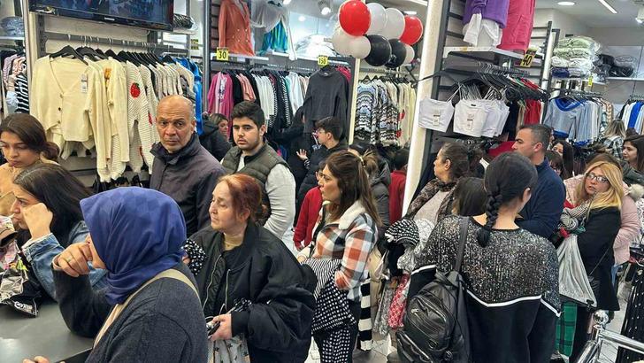 İndirimi duyan koştu, mağazaya akın ettiler: 50 liraya kazak 150 liraya mont almak için yarıştılar G3