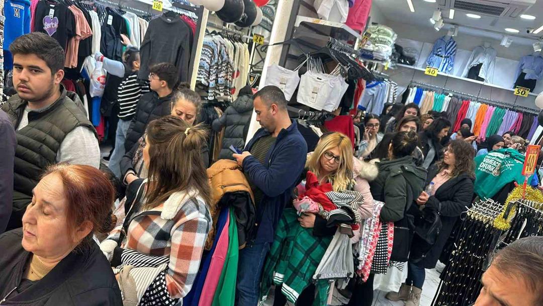 İndirimi duyan koştu, mağazaya akın ettiler: 50 liraya kazak 150 liraya mont almak için yarıştılar