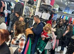 İndirimi duyan koştu, mağazaya akın ettiler: 50 liraya kazak 150 liraya mont almak için yarıştılar