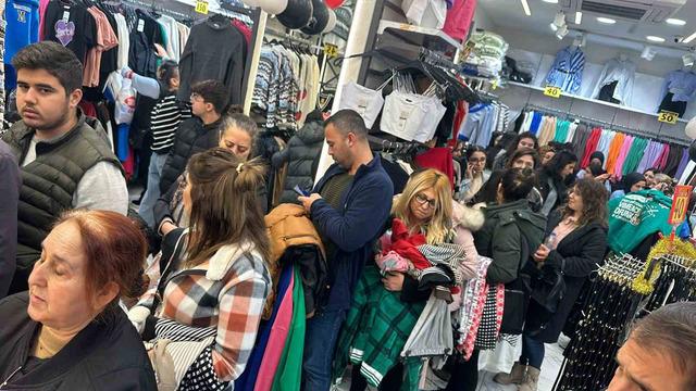 İndirimi duyan koştu, mağazaya akın ettiler: 50 liraya kazak 150 liraya mont almak için yarıştılar
