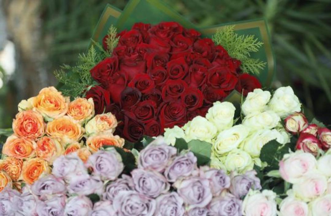 Sevgililer G&uuml;n&uuml; &ouml;ncesi zam mesaisi: Serada 20 lira olan kırmızı g&uuml;l &ccedil;i&ccedil;ek&ccedil;ide 5 katına satılıyor