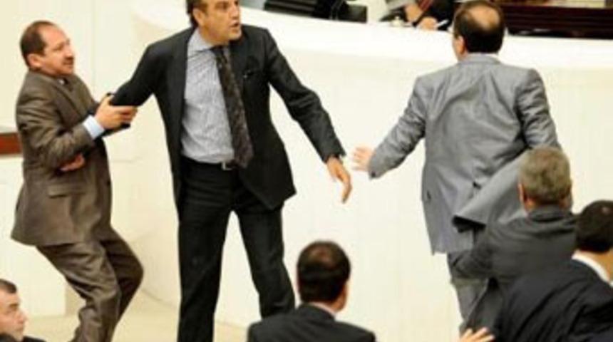 Meclis'te y&uuml;z kızartan kavga