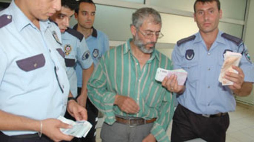 Dilencinin &uuml;zerinden servet &ccedil;ıktı