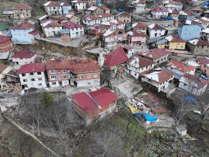 Tokat'ta heyelan felaketi! 39 hane boşaltıldı, 4 ev ile cami yıkıldı G3