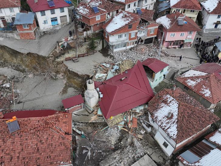 Tokat'ta heyelan felaketi! 39 hane boşaltıldı, 4 ev ile cami yıkıldı G5