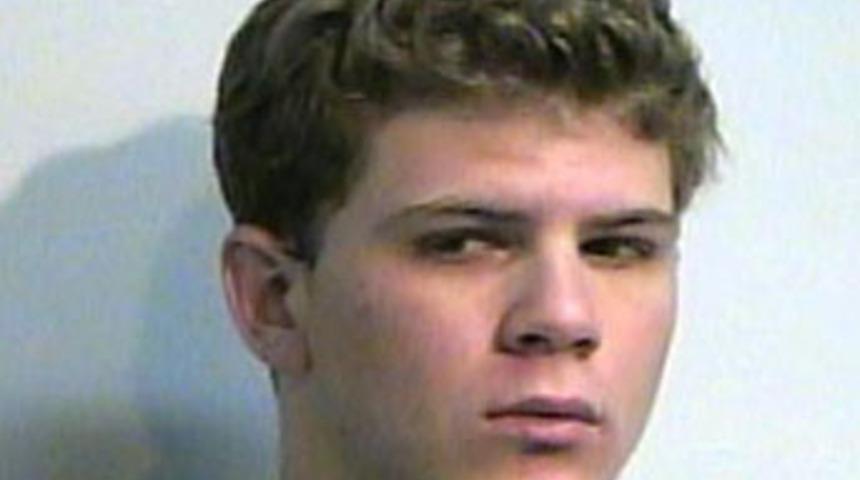 Kardeşini evin bah&ccedil;esine g&ouml;md&uuml;!