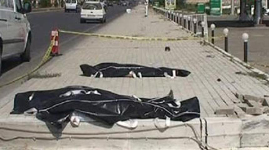 D&uuml;ğ&uuml;n konvoyunda otomobil devrildi: 4 &ouml;l&uuml;