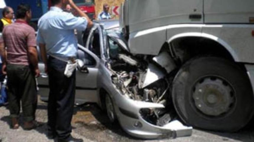 Kamyon otomobili silindir gibi ezdi