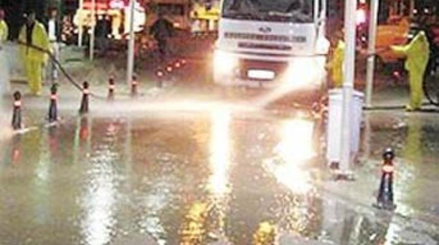 Erdoğan i&ccedil;in yolları g&uuml;lsuyu ile yıkattı