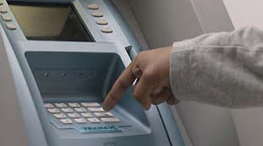 858 kişinin hesabını boşalttılar