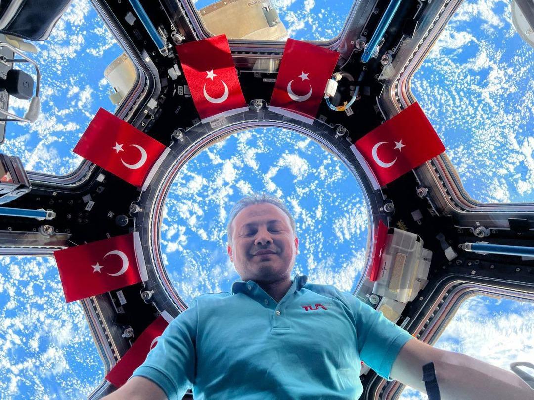 D&uuml;nya'ya d&ouml;n&uuml;ş&uuml; bir kez daha ertelendi! T&uuml;rkiye'nin ilk astronotu Alper Gezeravcı'dan yeni mesaj