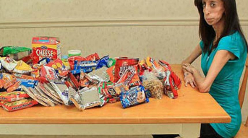 Onbeş dakikada bir yemek yiyor ama...