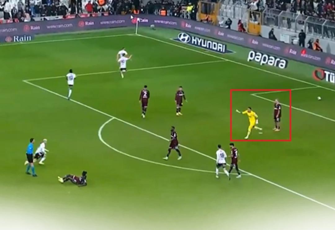 Beşiktaş taraftarından Uğurcan &Ccedil;akır'a yoğun tepki! Semih Kılı&ccedil;soy'un gol&uuml;n&uuml;n ardından hakeme itiraz etmeye koşunca...