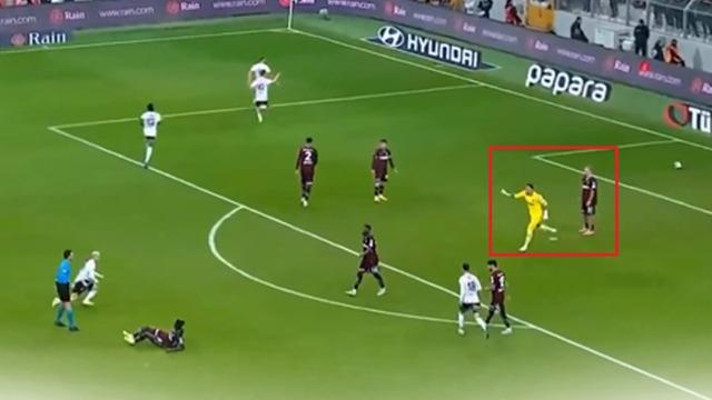 Beşiktaş taraftarından Uğurcan Çakır'a yoğun tepki! Semih Kılıçsoy'un golünün ardından hakeme itiraz etmeye koşunca...