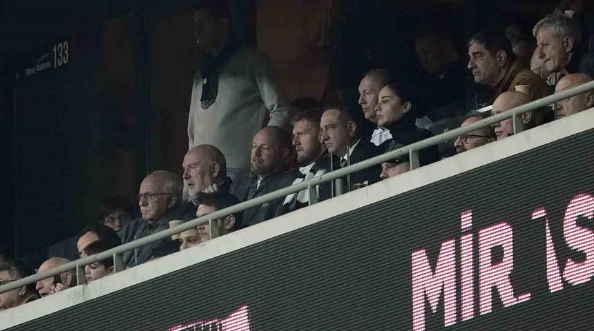 Beşiktaş’ın yeni transferi Joe Worrall, Trabzonspor maçını tribünden takip etti