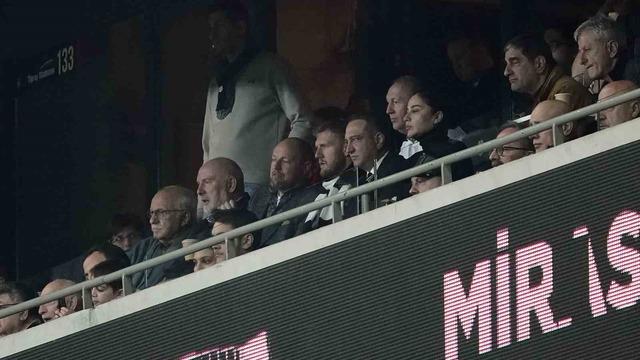 Beşiktaş’ın yeni transferi Joe Worrall, Trabzonspor maçını tribünden takip etti