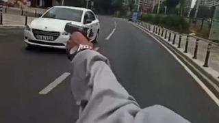 İstanbul'da araçlara silah doğrultup 8 saattir trafiği tehlikeye sokmuyorum notuyla paylaştı! Evinde yakalandı ardından tutuklandı