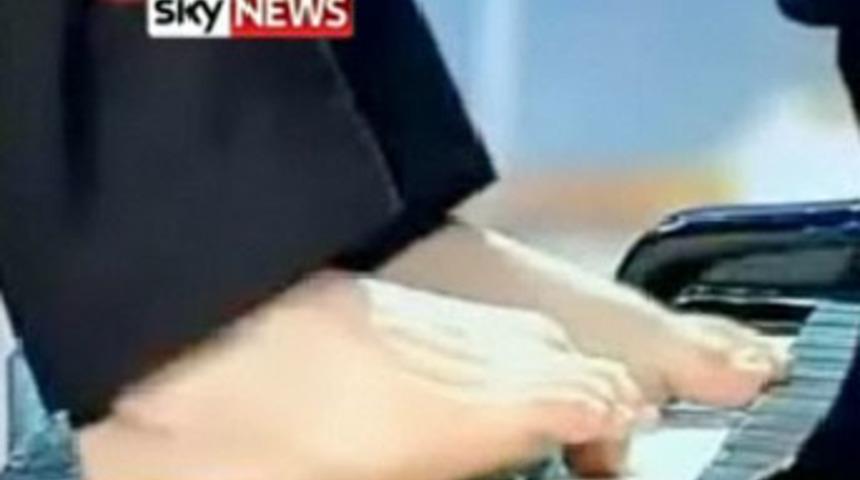 Kolsuz piyanist dinleyenleri b&uuml;y&uuml;ledi