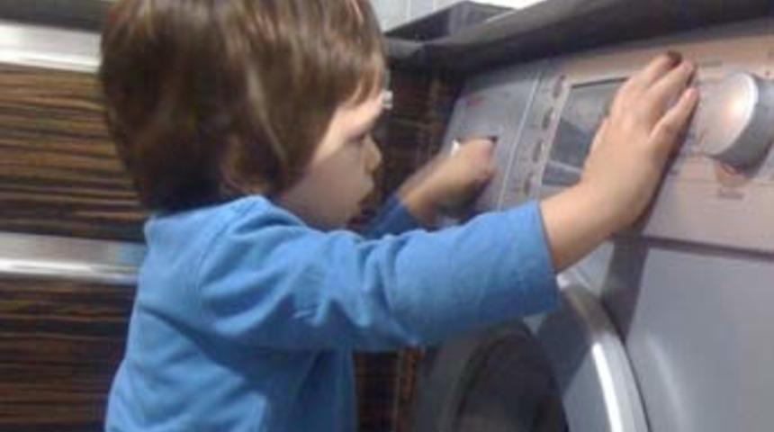 Kızını &ccedil;amaşır makinesinde yıkadı!