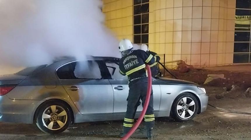 Park halindeki otomobil alev alev yandı!