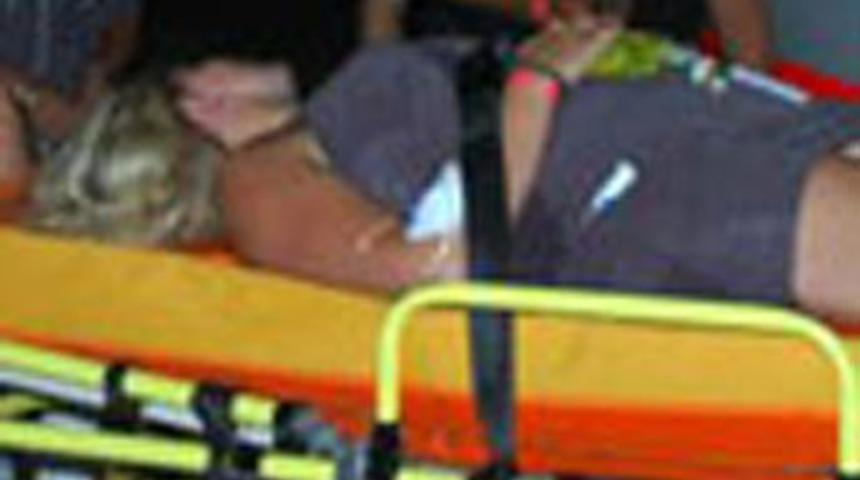 Hollandalı kadın turistin üzerine adam düştü