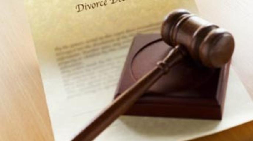 Boşanan 8 bin &ccedil;ift aynı evde &ccedil;ıktı!