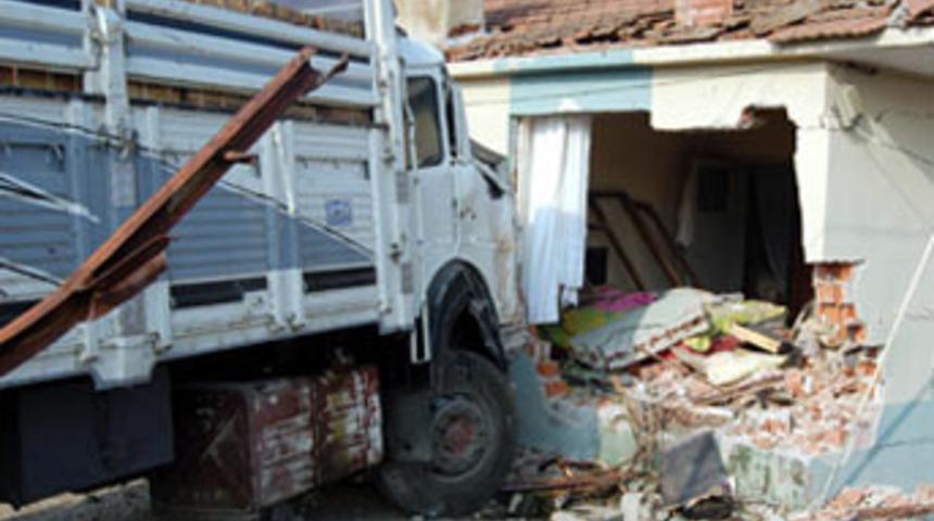 Uyuyan ş&ouml;f&ouml;r yatak odasına girdi