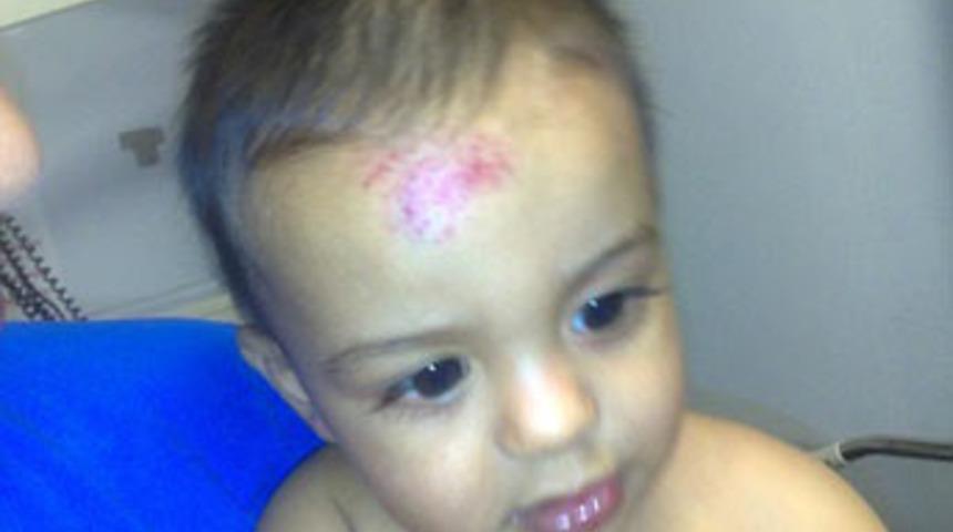 Yedi aylık bebeği otob&uuml;s&uuml;n &ouml;n&uuml;ne attılar