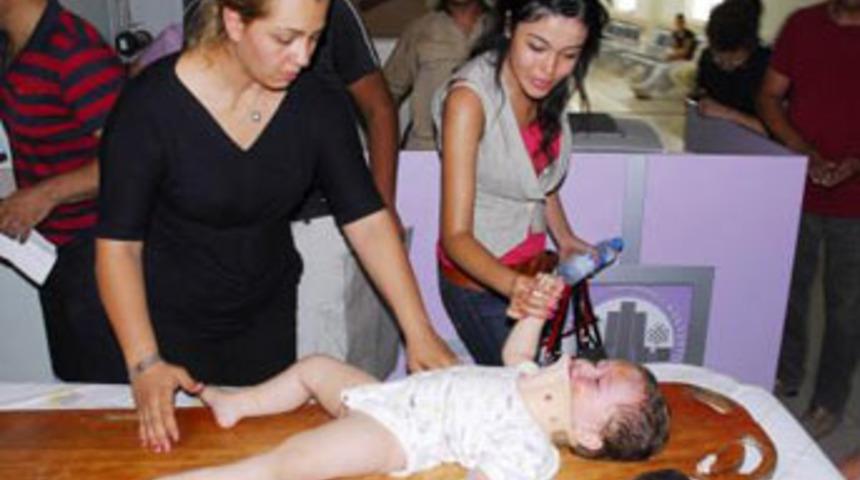 6&acute;ncı kattan d&uuml;şen &ccedil;ocuğu havada yakaladı