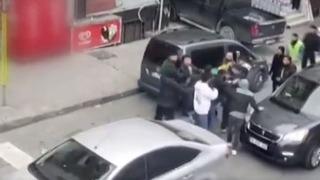 Sosyal medyaya damgasını vuran uçan tekme! Sokak ortasında kadını dövdü, gençler bir anda etrafını sardı