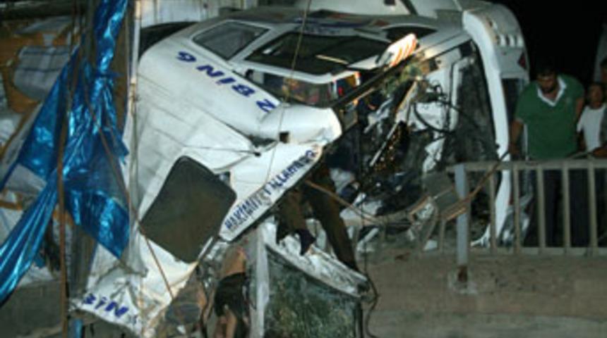 Kamyon korkuluklara saplandı: 3&ouml;l&uuml;