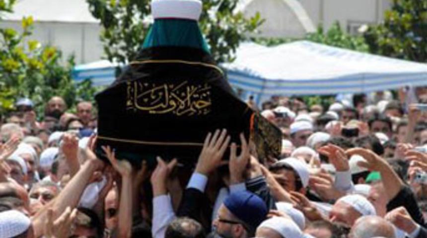 Tabutuna dokunmak i&ccedil;in ezildiler!