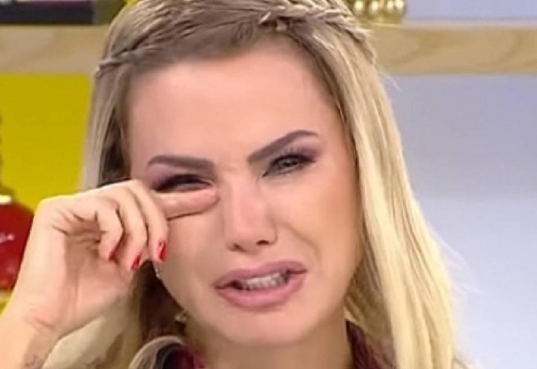 Ece Erken'in başı takıntılı hayranıyla dertte! Kapısına kadar dayandı: "Beni dağa kaldırmakla tehdit ediyor"