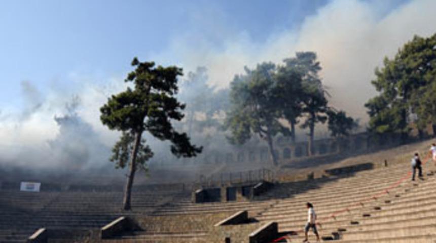 Alev yerleşim alanlarını tehdit ediyor