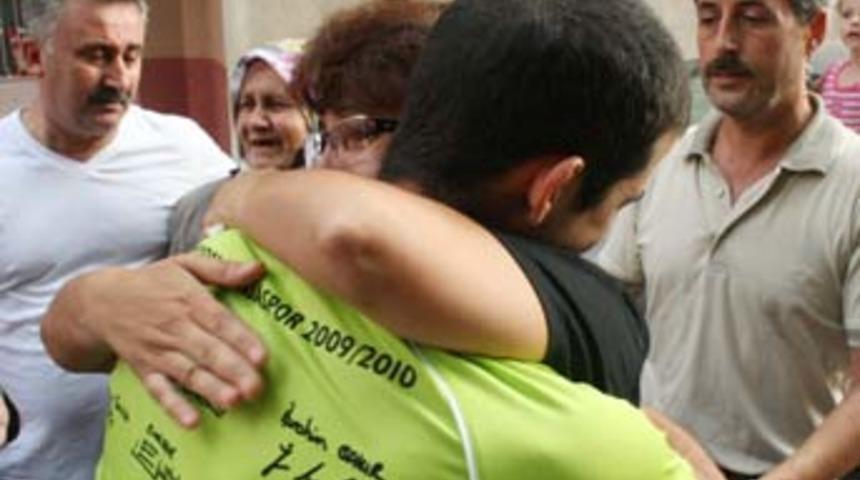 Gazi ve şehit annesi y&uuml;rekleri burktu