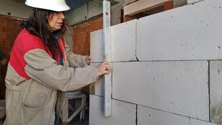 Günlüğü 2 bin liraya usta bulamayan kadın müteahhit çözümü kendinde buldu! Evlerinden alınıp öğle ve akşam yemeği de veriliyor, ama bulamıyoruz