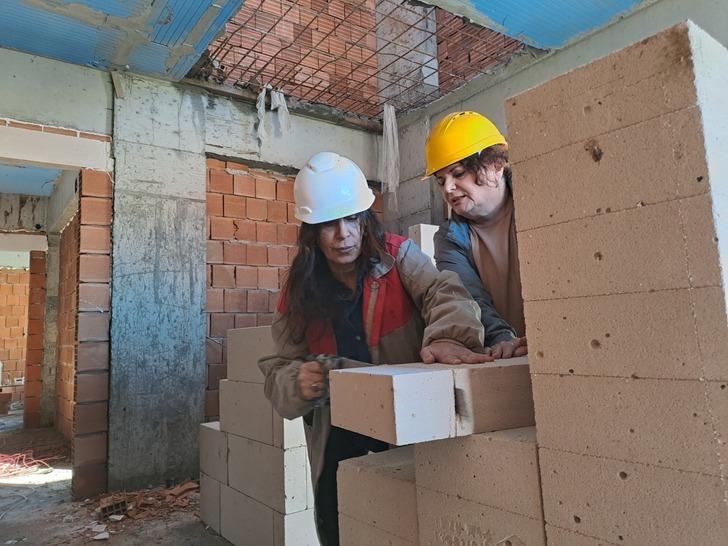 Günlüğü 2 bin liraya usta bulamayan kadın müteahhit çözümü kendinde buldu! "Evlerinden alınıp öğle ve akşam yemeği de veriliyor, ama bulamıyoruz" G2