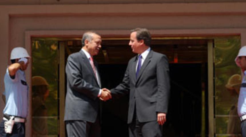 T&uuml;rkiye'yi hi&ccedil; kimse b&ouml;yle &ouml;vmedi