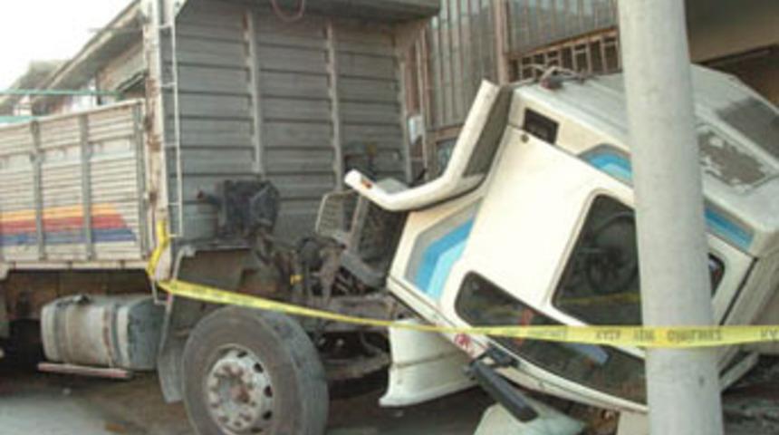 Kendi kamyonunun altında kalarak &ouml;ld&uuml;