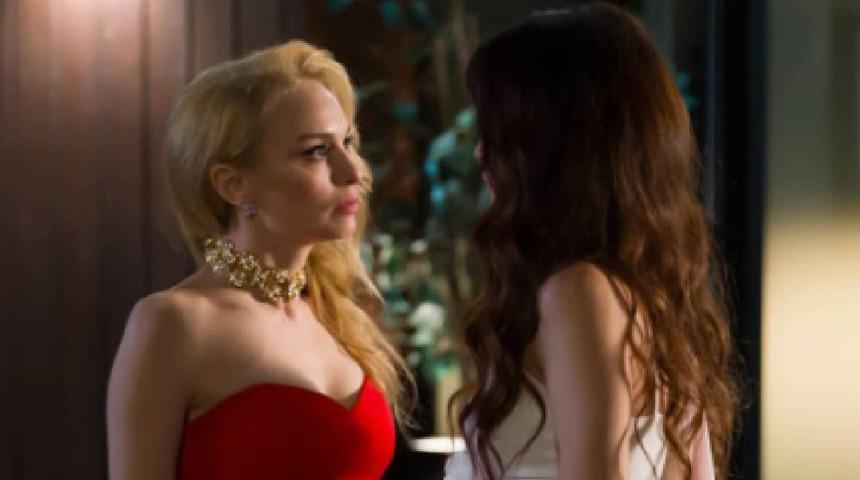 Sinem Ünsal ve Nilperi Şahinkaya saunaya girdi! "Sete giren terler"