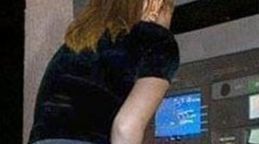 Erkekleri g&ouml;ğ&uuml;s y&ouml;ntemiyle soydular!