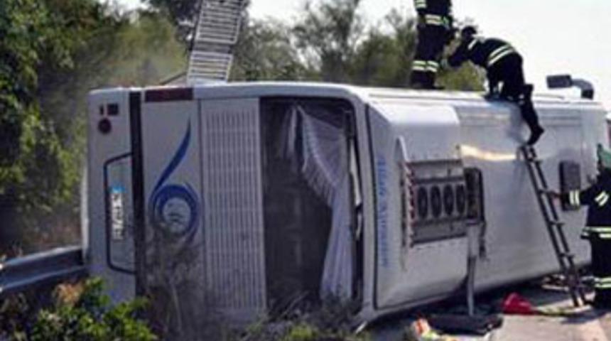 Şarkı i&ccedil;in otob&uuml;s&uuml; devirdi!