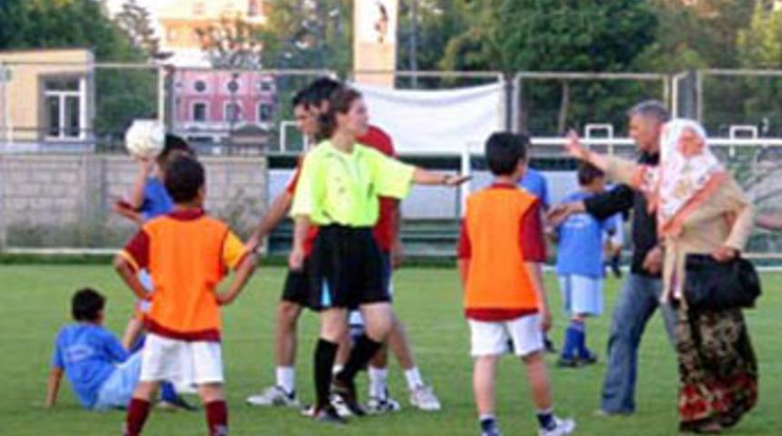 "Oğluma kim faul yaptı?"