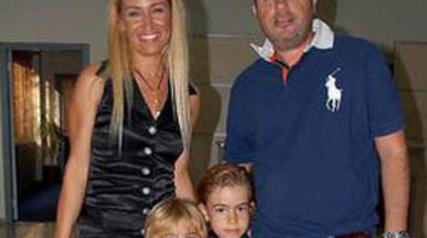 İşadamı plajda futbol oynarken &ouml;ld&uuml;