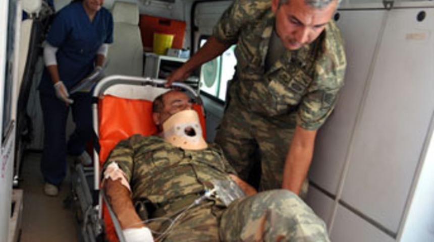 Askeri ara&ccedil; devrildi: 5 asker yaralı