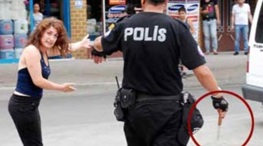 Elinde bı&ccedil;akla tacizciyi aradı